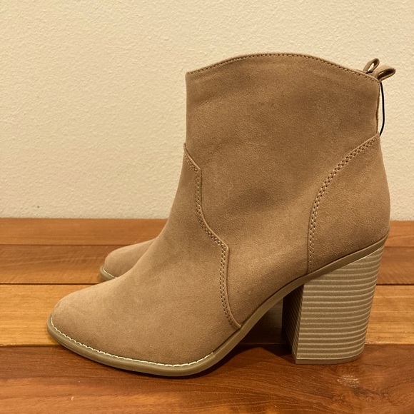 Express ankle boots • never worn • tan • size 9 - Picture 1 of 4